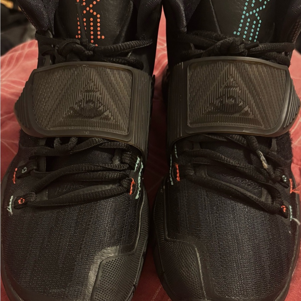 Black Athletic Sneakers with Strapnn